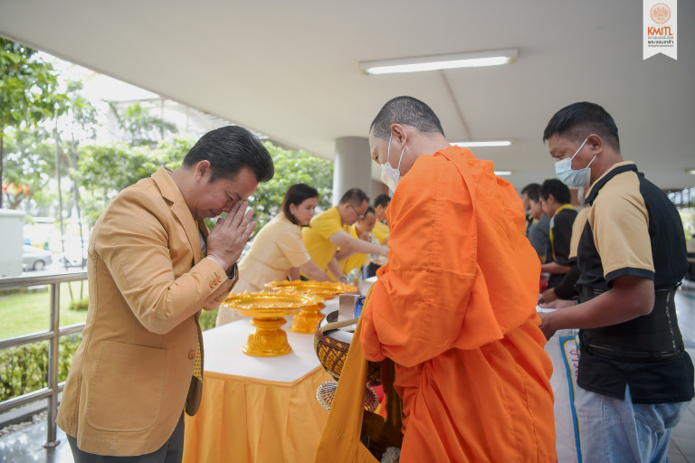 ทำบุญตักบาตร