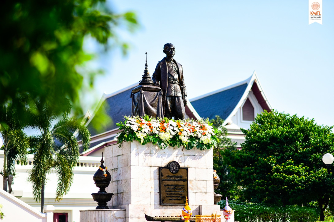 LINE_ALBUM_พิธีทำบุญวางพานพุ่มวันคล้ายวัรพระบรม_3.jpg